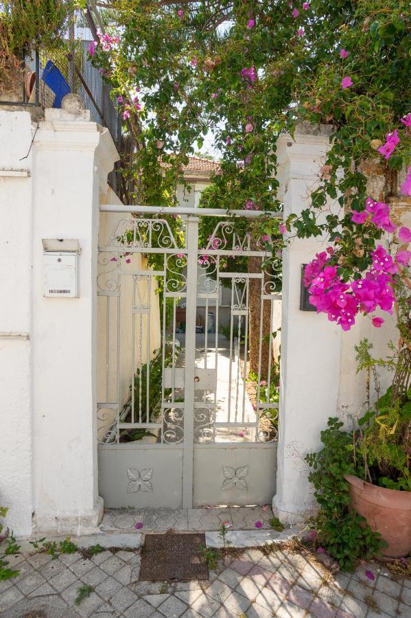 Cozy House With Flowery Courtyard In Notable Location Rhodes City 外观 照片